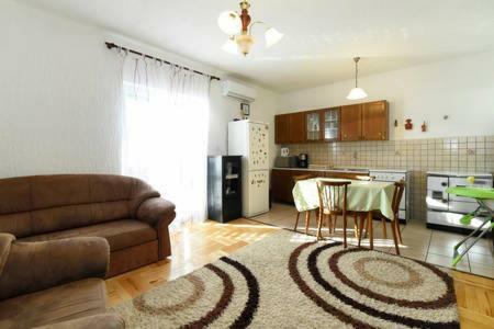 Apartment Leona セニ エクステリア 写真